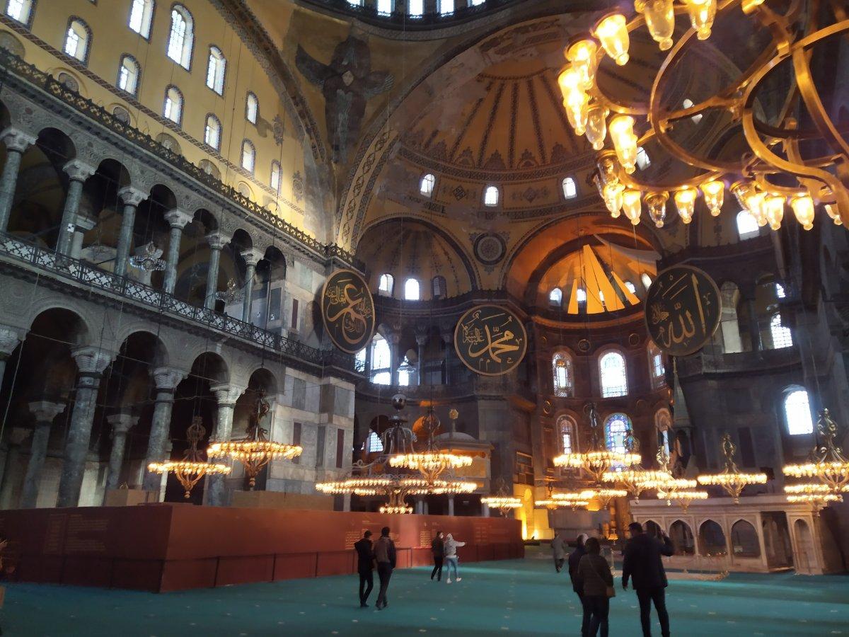 Ayasofya Camii'nde bulunan iskelenin sökülmesiyle melek figürleri ortaya çıktı