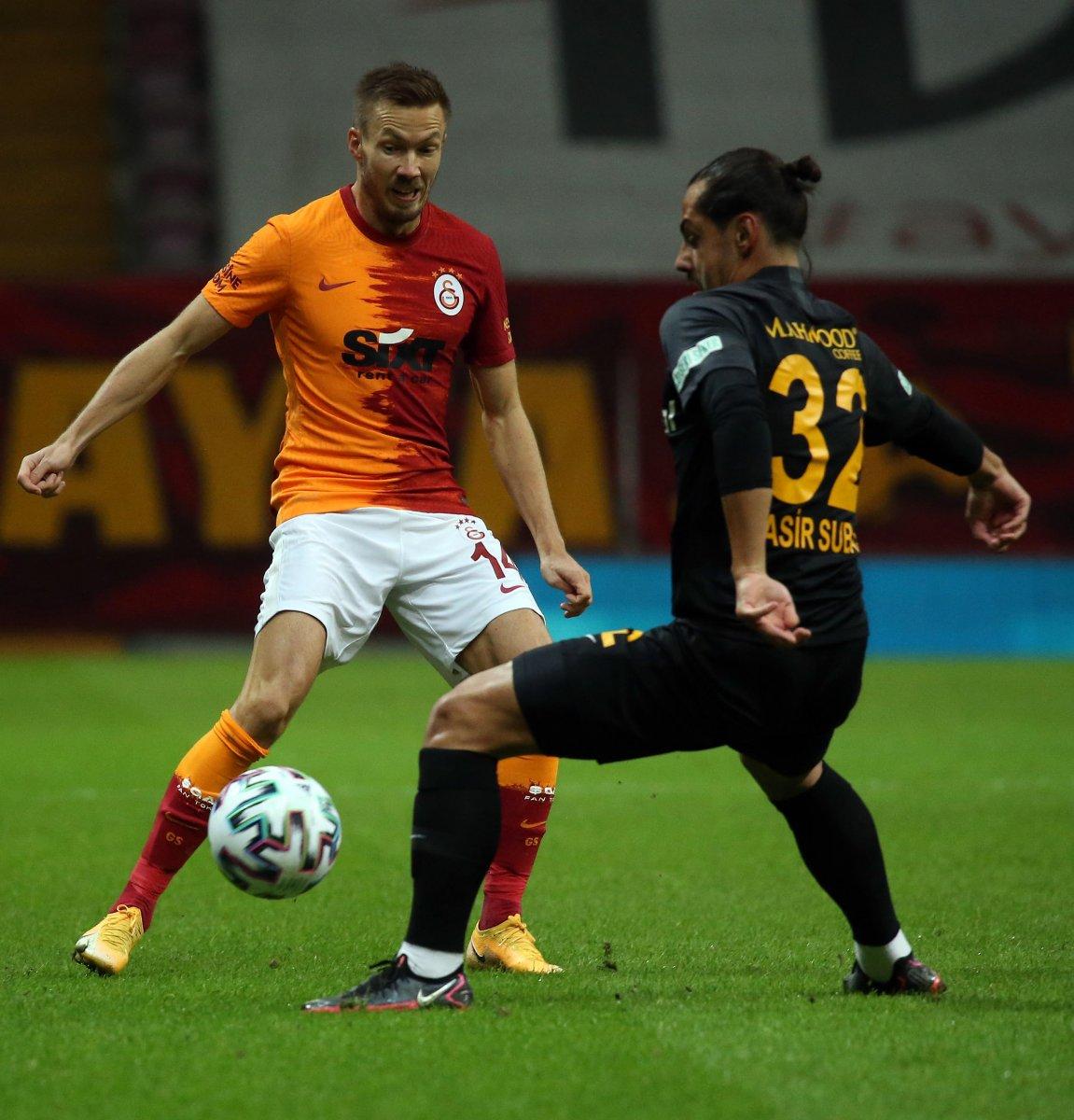 Sakatlanan Lung gözyaşlarına hakim olamadı