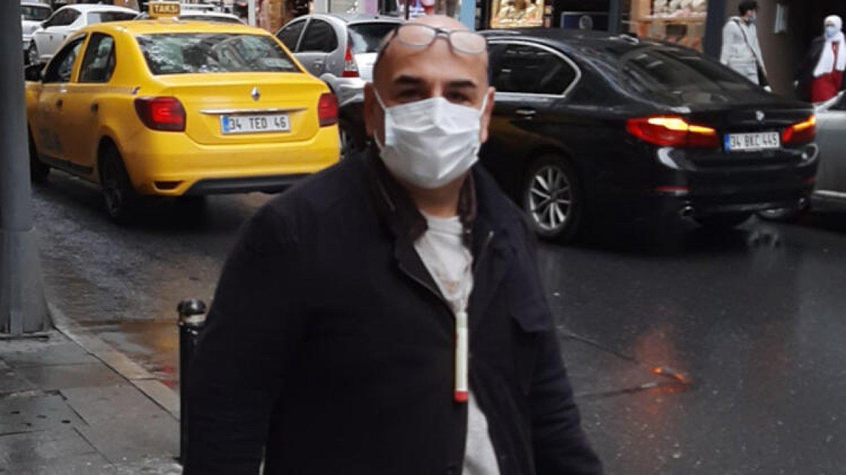 Nedim Saban, boynuna virüssavar takıyor