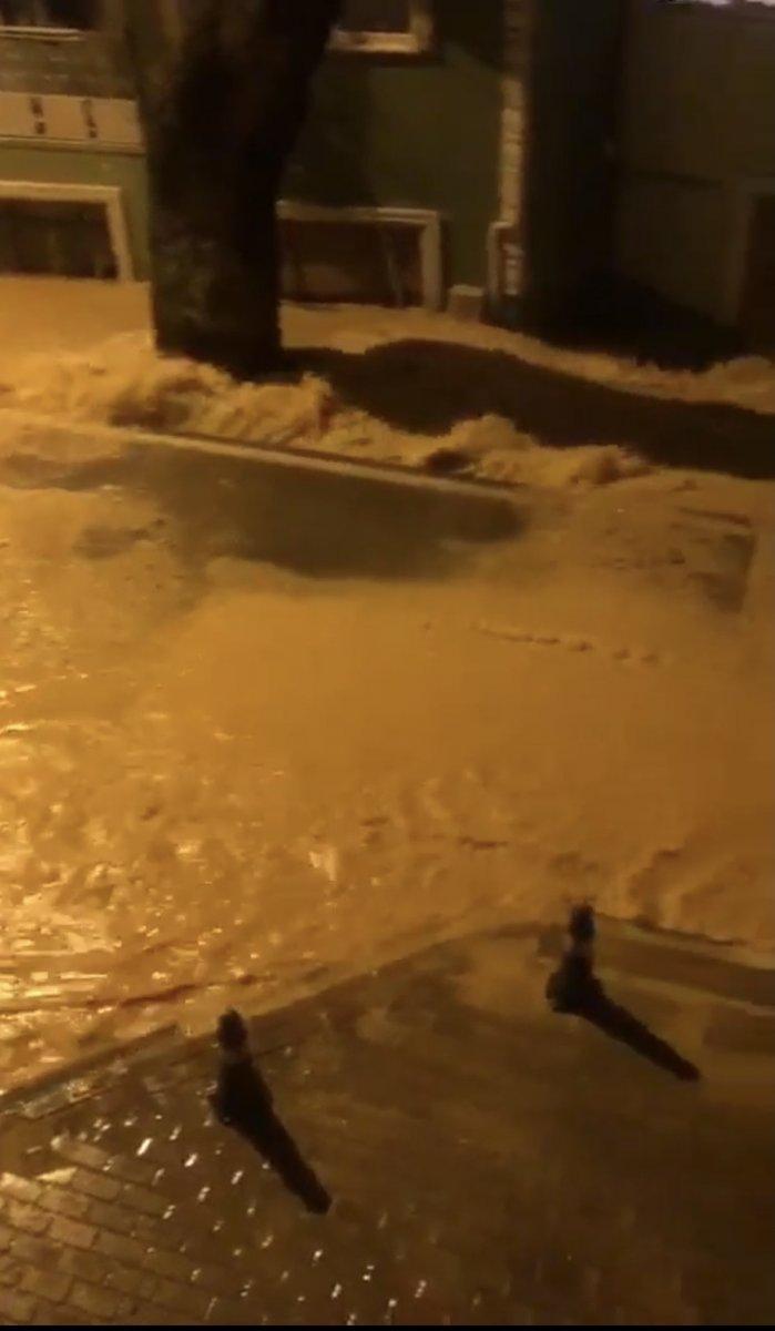 Bursa'da su borusu patlayınca yol çöktü