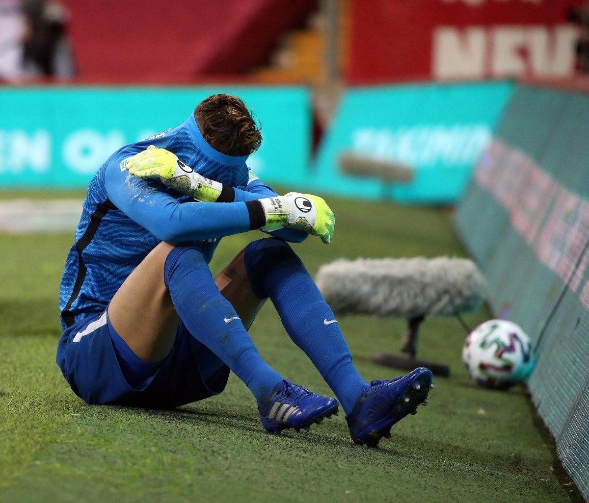 Sakatlanan Lung gözyaşlarına hakim olamadı