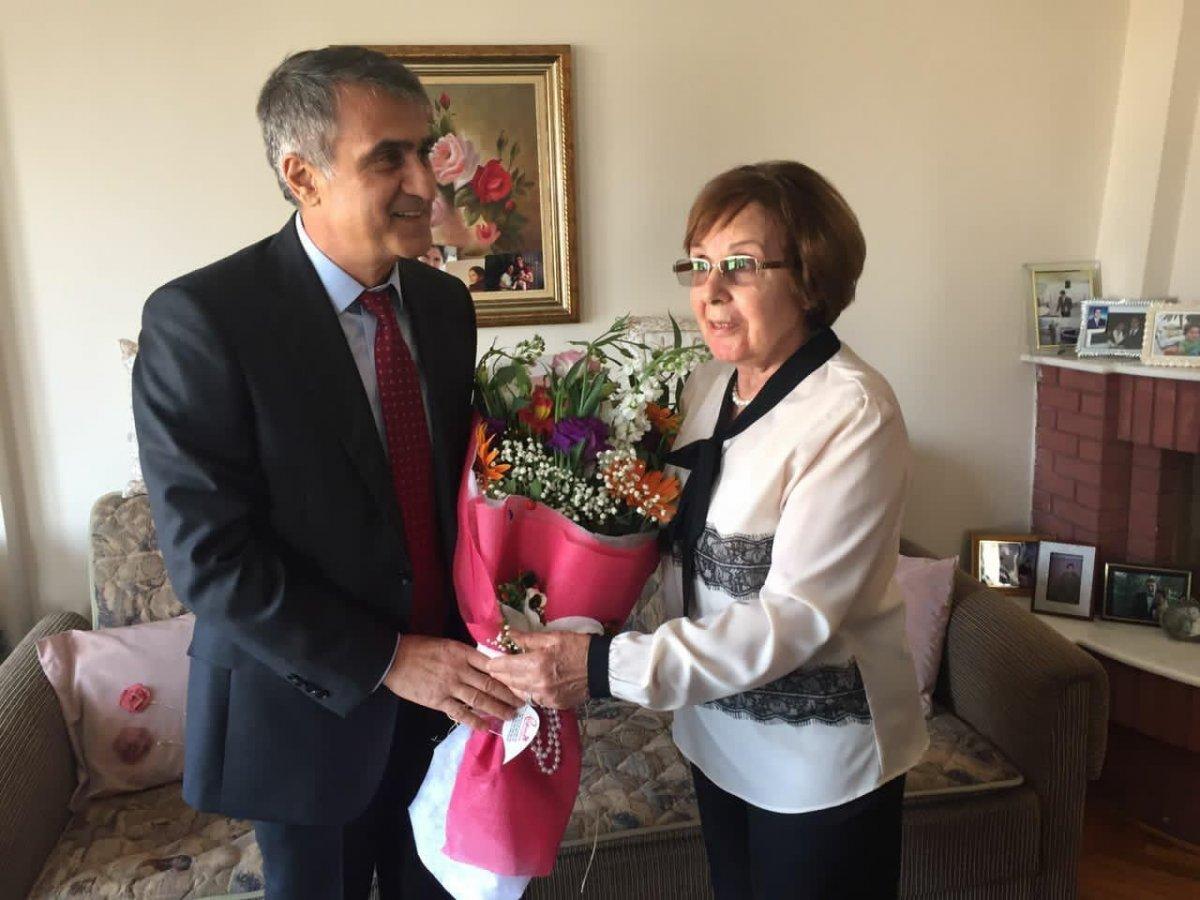 Şenol Güneş, ilkokul öğretmenini ziyaret etti