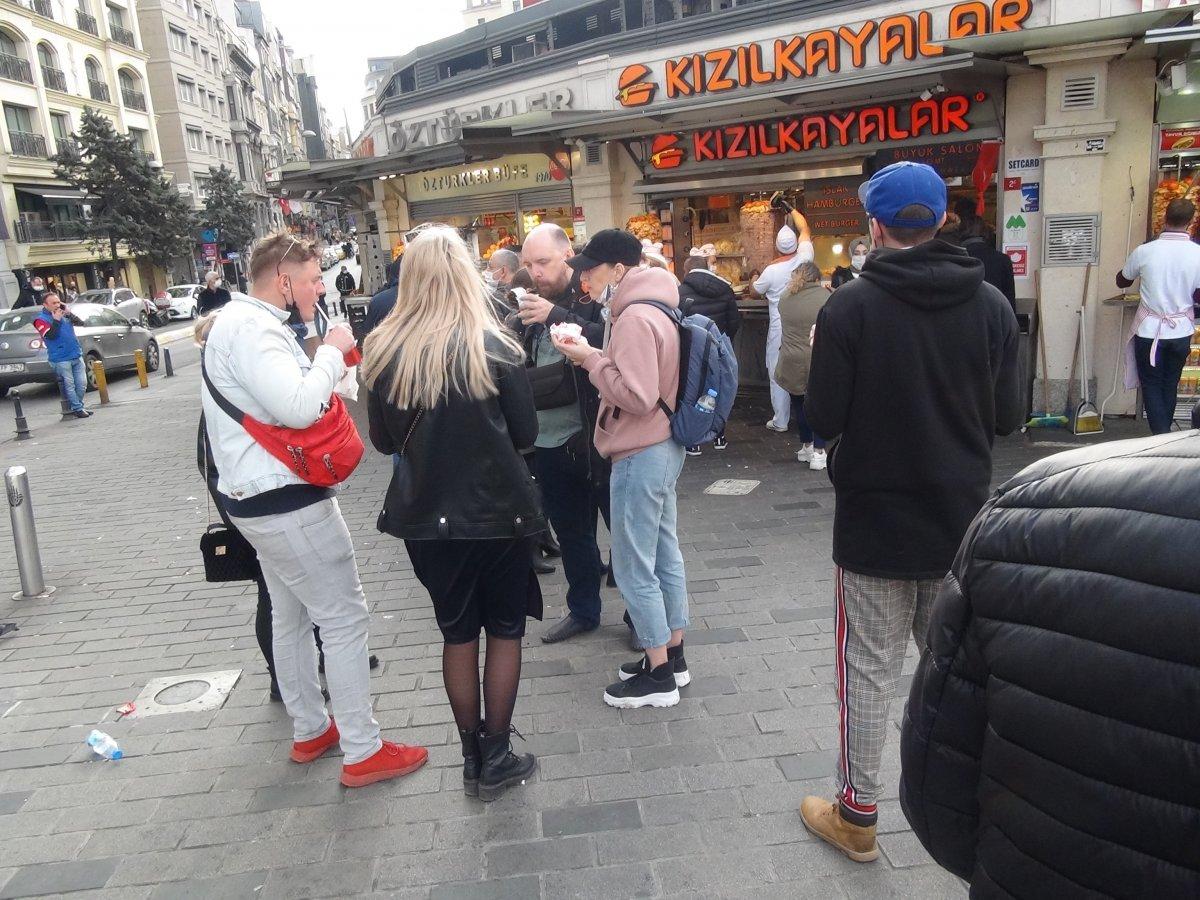 İstiklal Caddesi’nde büfeler önünde yoğunluk oluştu