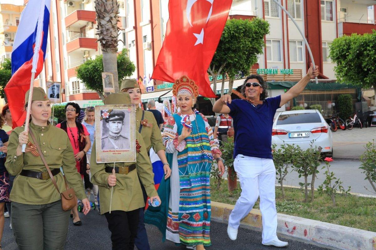 Antalya’da 3 dil bilen muhtar 40 milletten 15 bin yabancıya hizmet ediyor