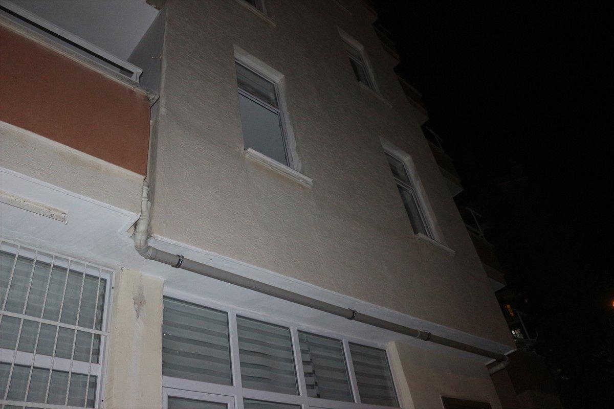 Adana'da tamirci, 1. kattan otomobilin üzerine düştü