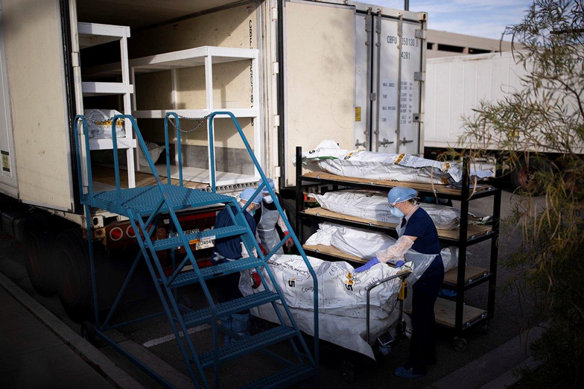 ABD'de koronavirüsten ölenlerin cesetleri kamyonlara yerleştirildi