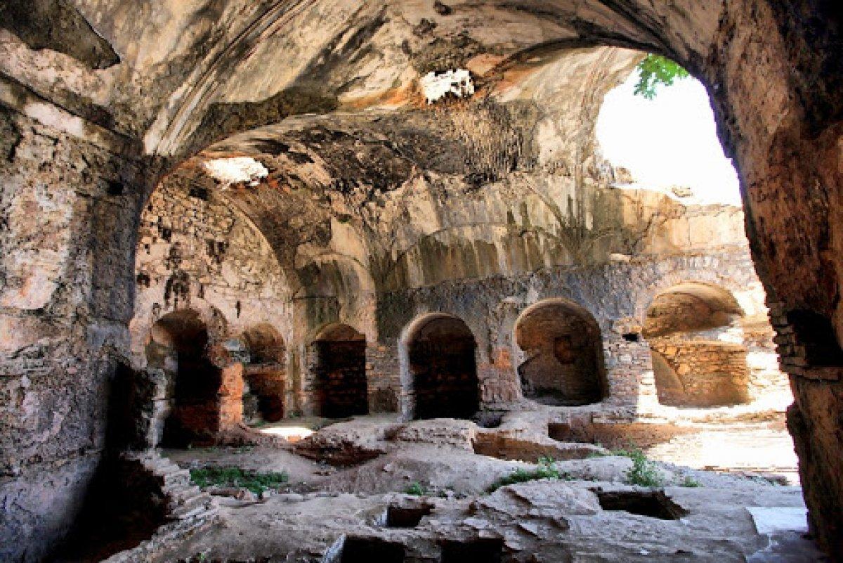 Yedi Uyurlar Mağarası nerede? Ashabı Kehf nedir? Yedi Uyurlar isimleri ve hikayesi..