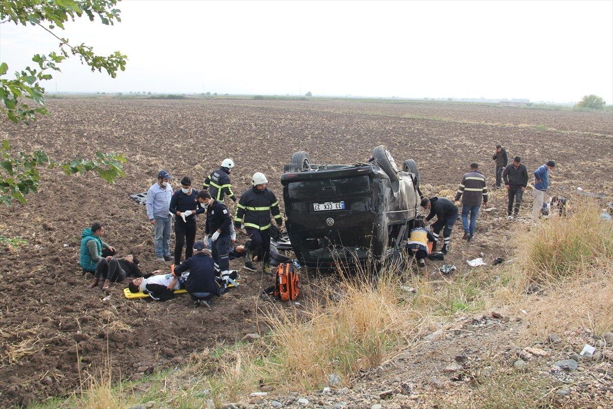 Hatay'da cenazeye giden araç devrildi