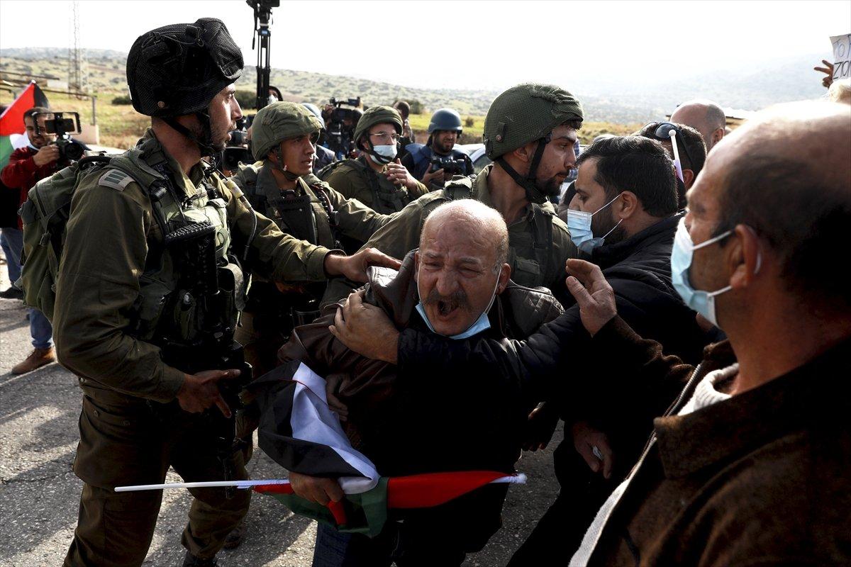 İsrail askerleri, ambulanstaki yaralı Filistinliyi zorla almaya çalıştı