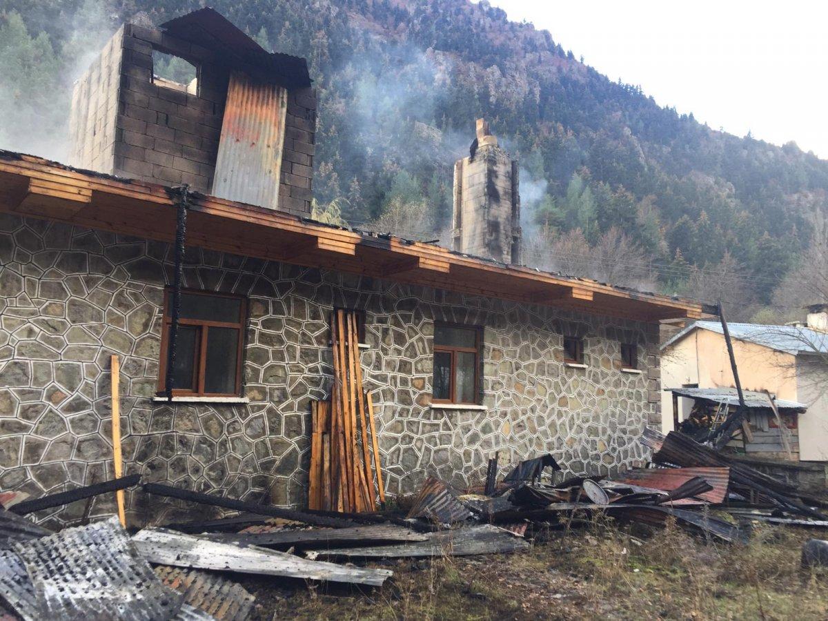 Yusufeli'nin Barhal köyünde korkutan yangın