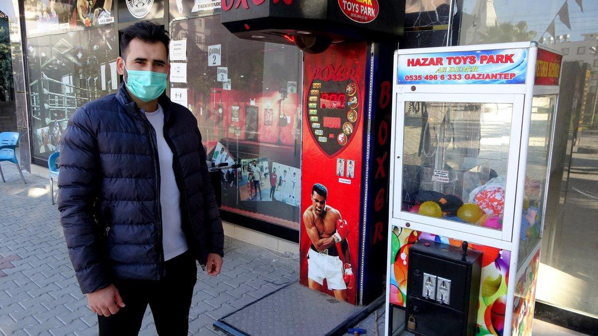 Osmaniye’de hırsızlar, oyun makinesindeki bozuk paraları çaldı