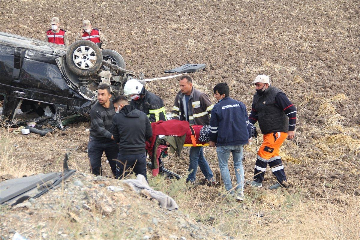 Hatay'da cenazeye giden araç devrildi