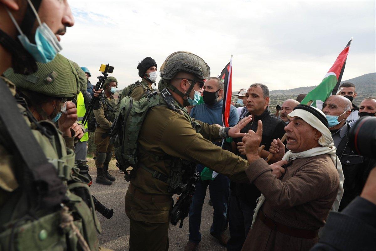 İsrail askerleri, ambulanstaki yaralı Filistinliyi zorla almaya çalıştı