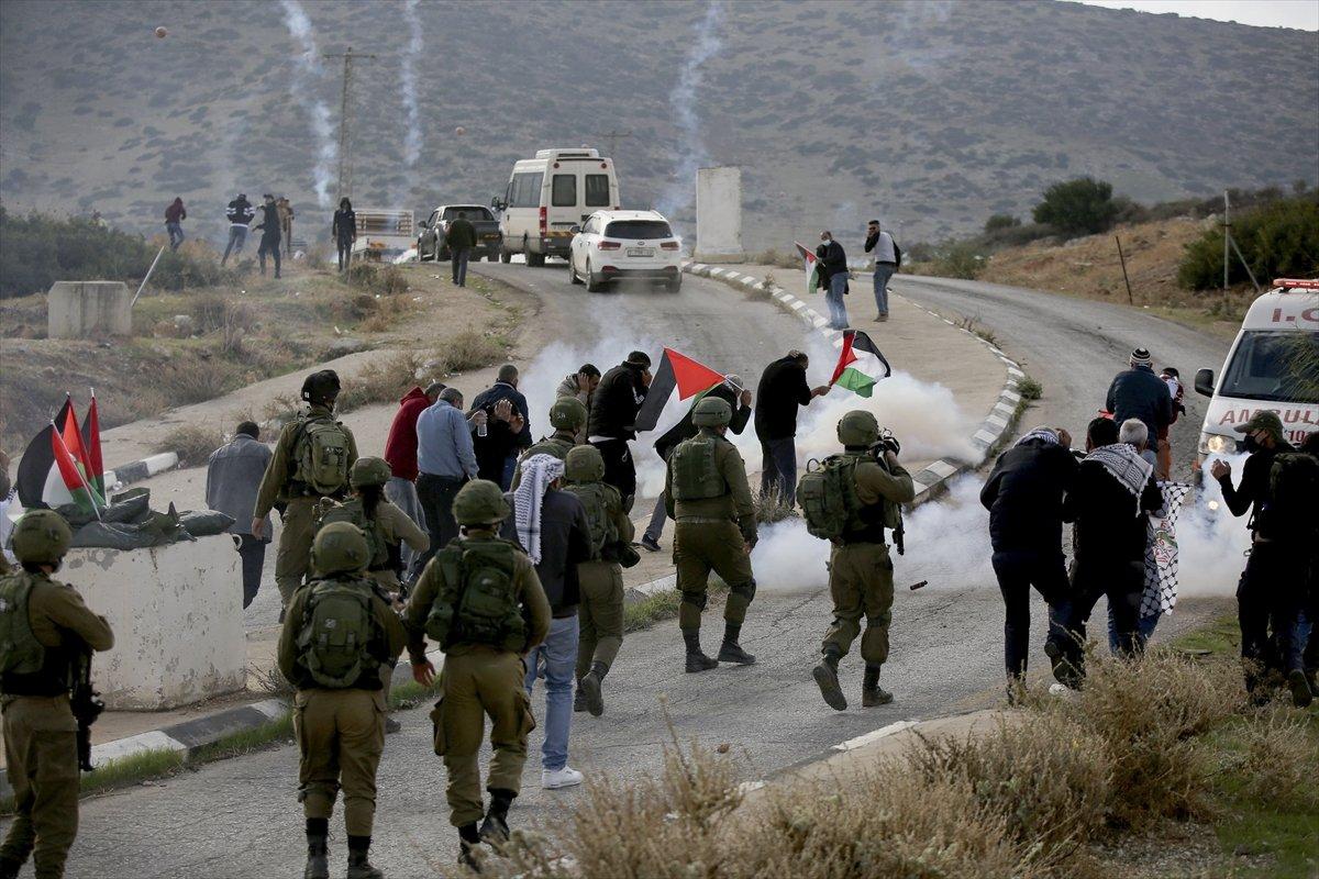 İsrail askerleri, ambulanstaki yaralı Filistinliyi zorla almaya çalıştı