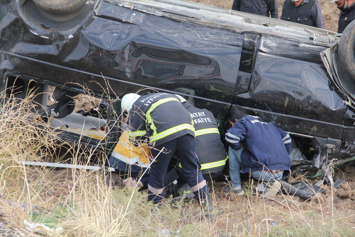 Hatay'da cenazeye giden araç devrildi