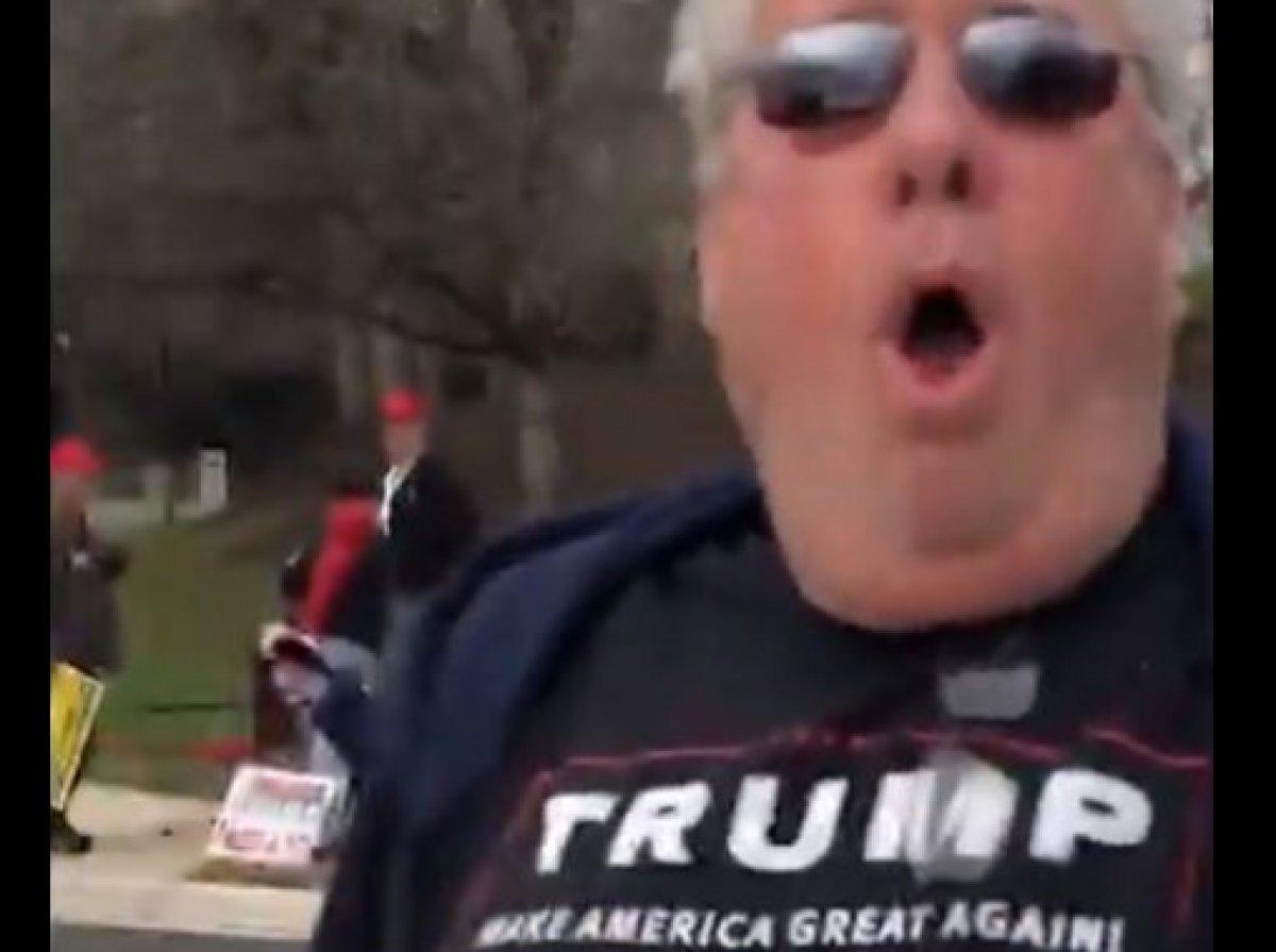 ABD'de Trump destekçisi, protestocuların yüzüne üfledi