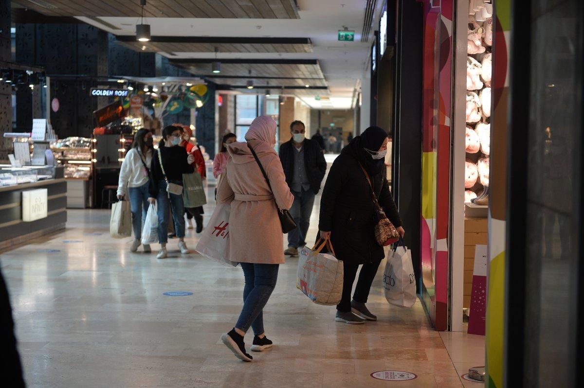 İstanbul’daki ‘Efsane Cuma’ indirimlerinin olduğu AVM’lerde yoğunluk