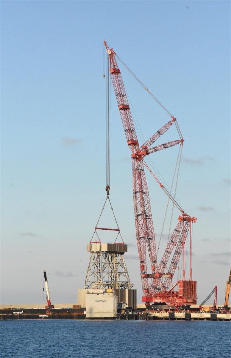 Kanuni sondaj gemisinde kule montajı başladı