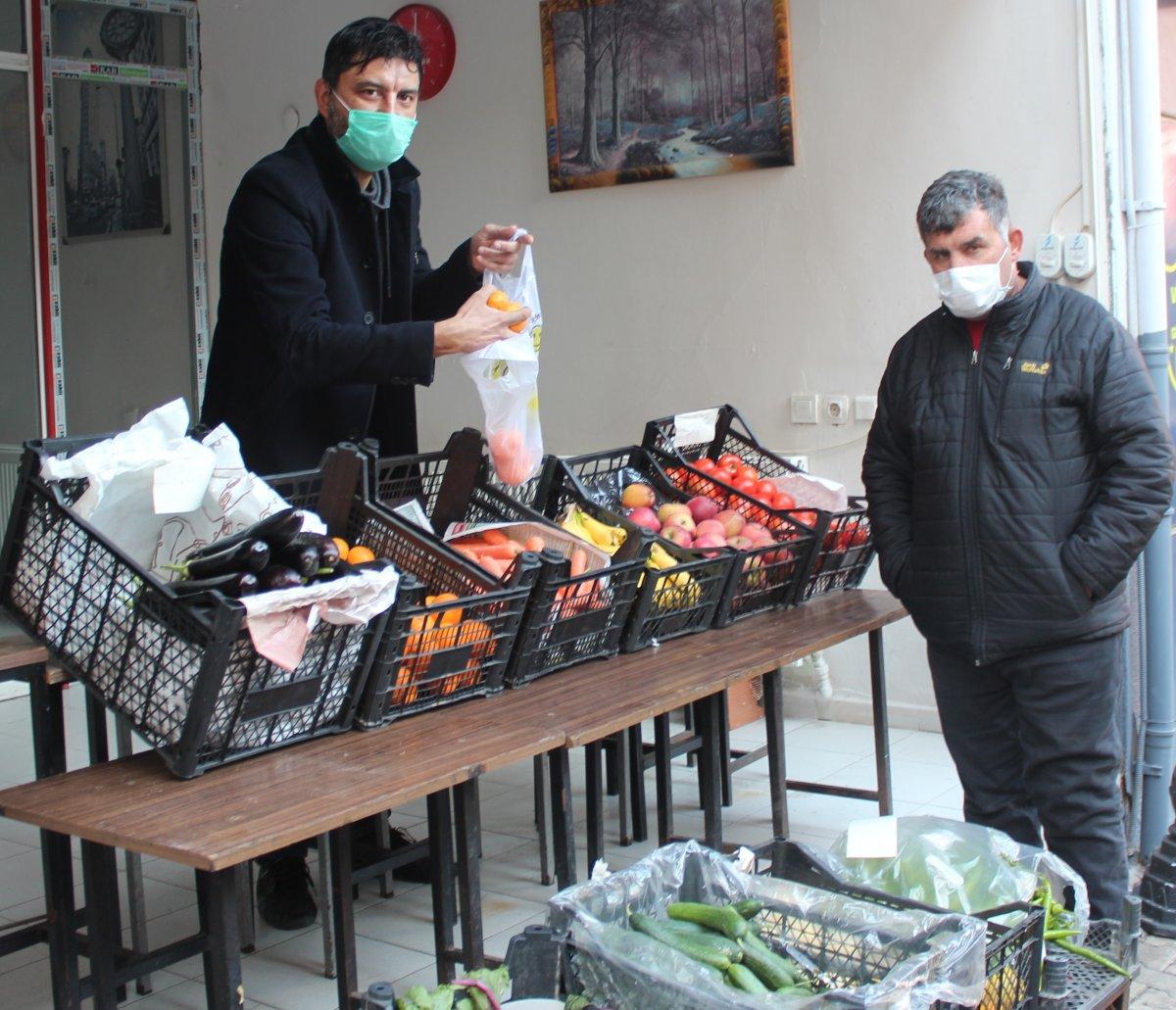 Manisa'da kahvehaneciler, dükkan önünde tezgah açtı