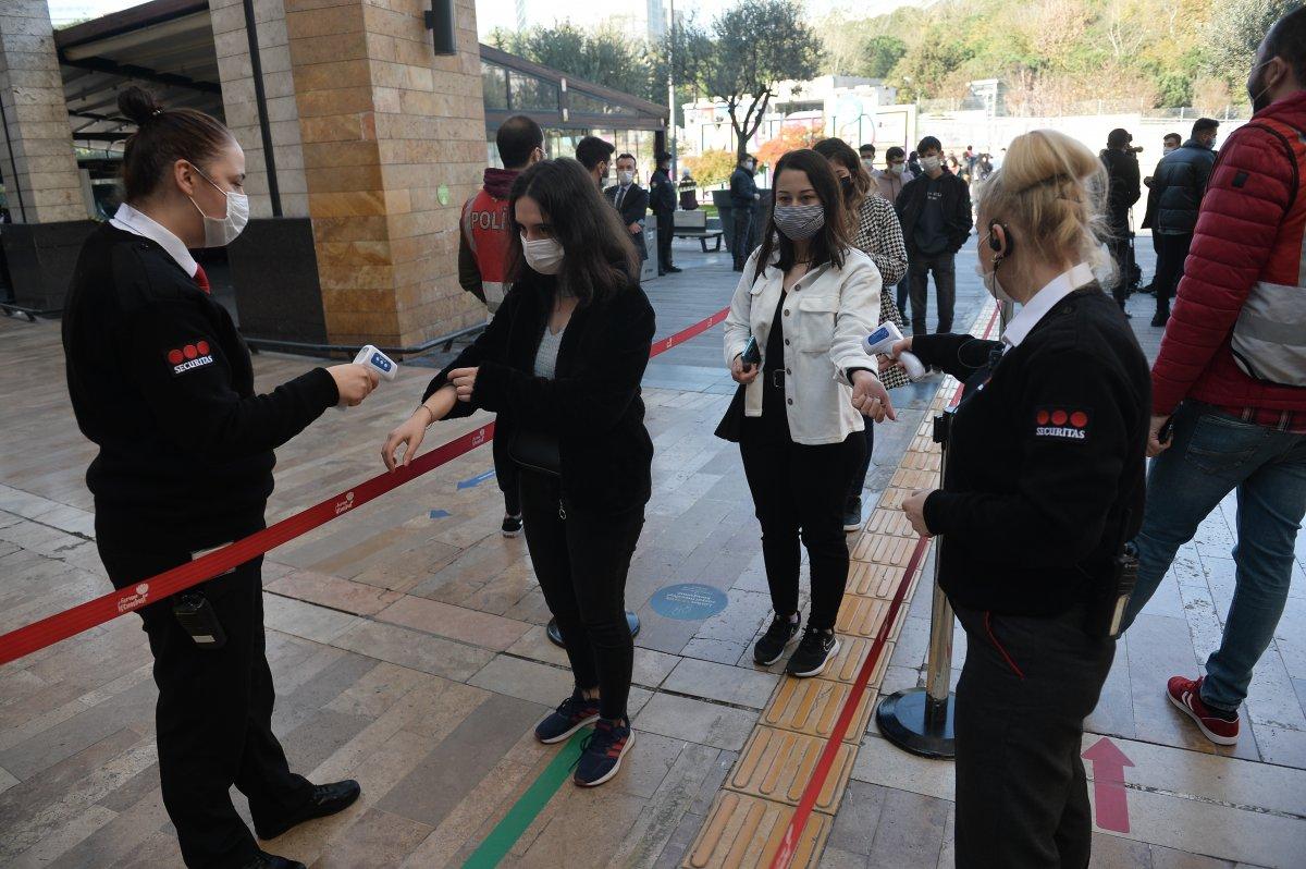 İstanbul’daki ‘Efsane Cuma’ indirimlerinin olduğu AVM’lerde yoğunluk