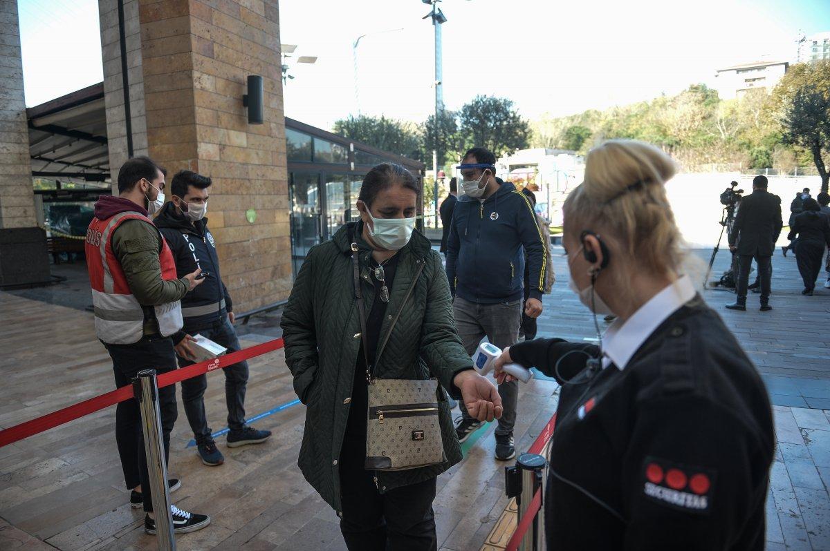 İstanbul’daki ‘Efsane Cuma’ indirimlerinin olduğu AVM’lerde yoğunluk