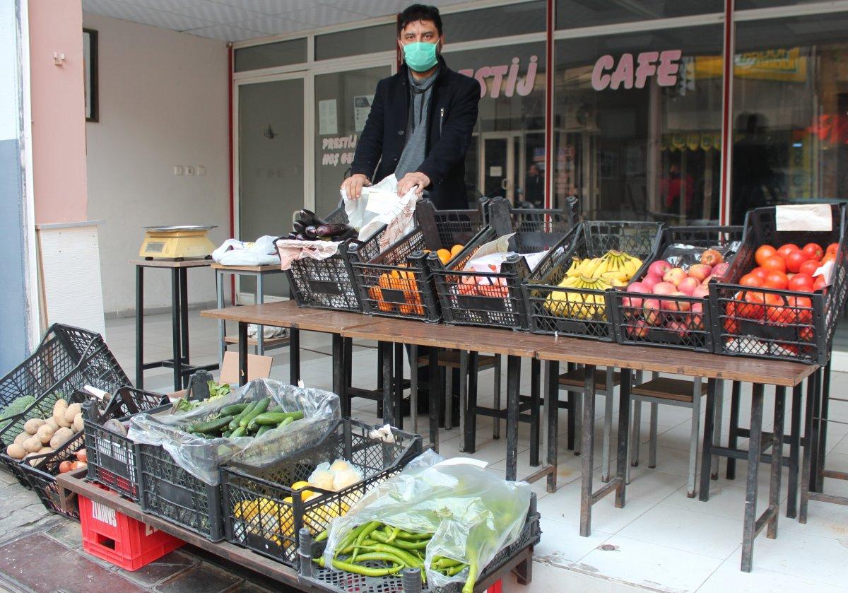 Manisa'da kahvehaneciler, dükkan önünde tezgah açtı