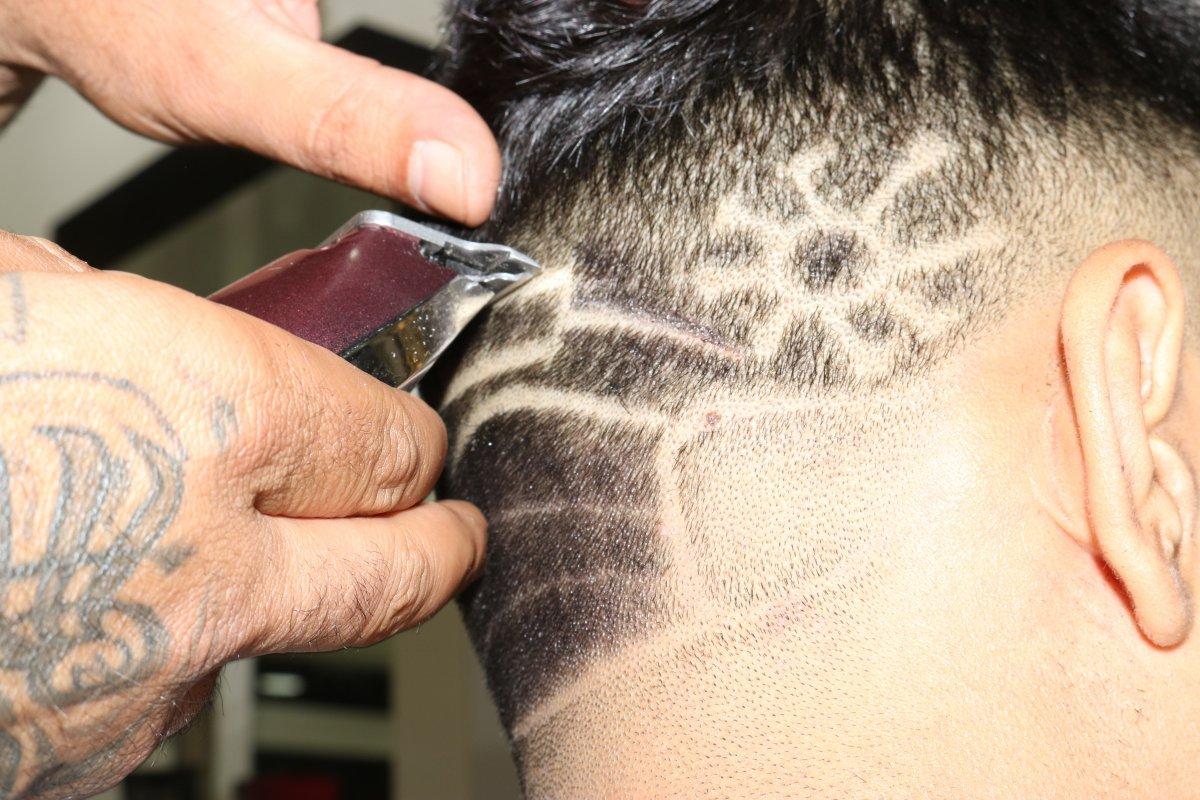 Diyarbakır'da berber Veysel Karaca, gündemdeki konuları saça resmediyor