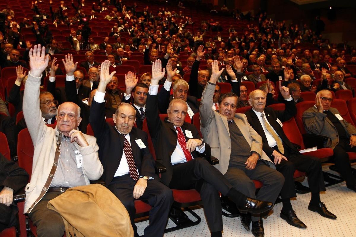 Galatasaray'da seçim resmen ertelendi