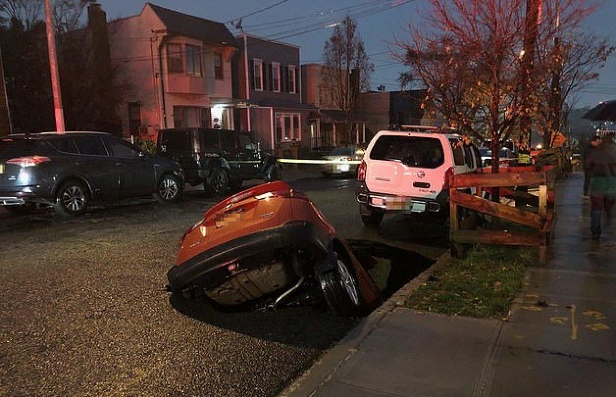 New York'ta, yol kenarındaki asfalt çöktü