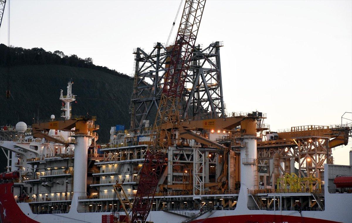 Kanuni sondaj gemisinde kule montajı başladı