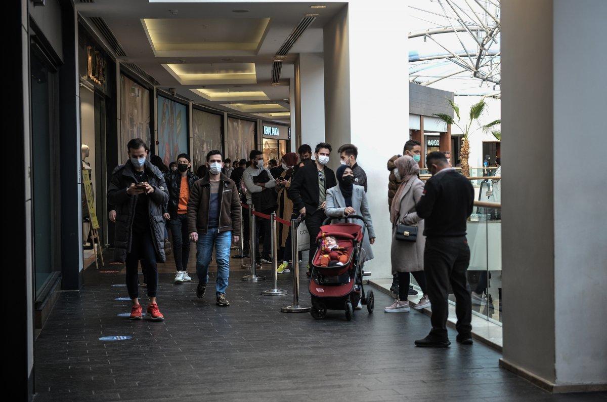 İstanbul’daki ‘Efsane Cuma’ indirimlerinin olduğu AVM’lerde yoğunluk