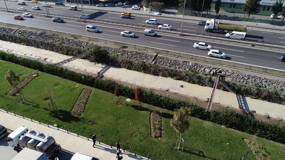 İstanbul'da elektrik kablolarının bulunduğu köprüden emekleyerek geçtiler