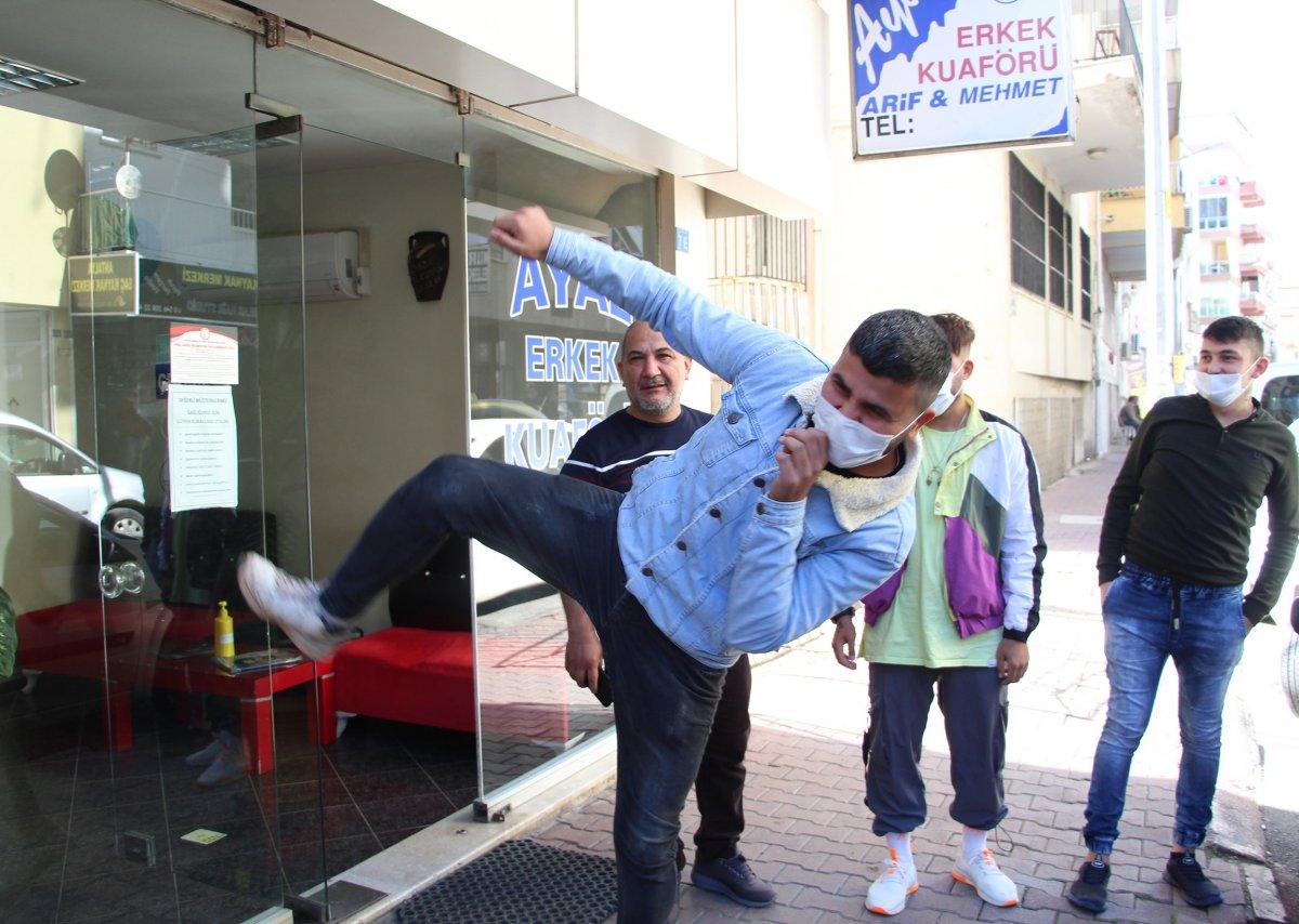 Antalya’da marketten hırsızlık yapan şüpheliyi tekmeyle durdurdu