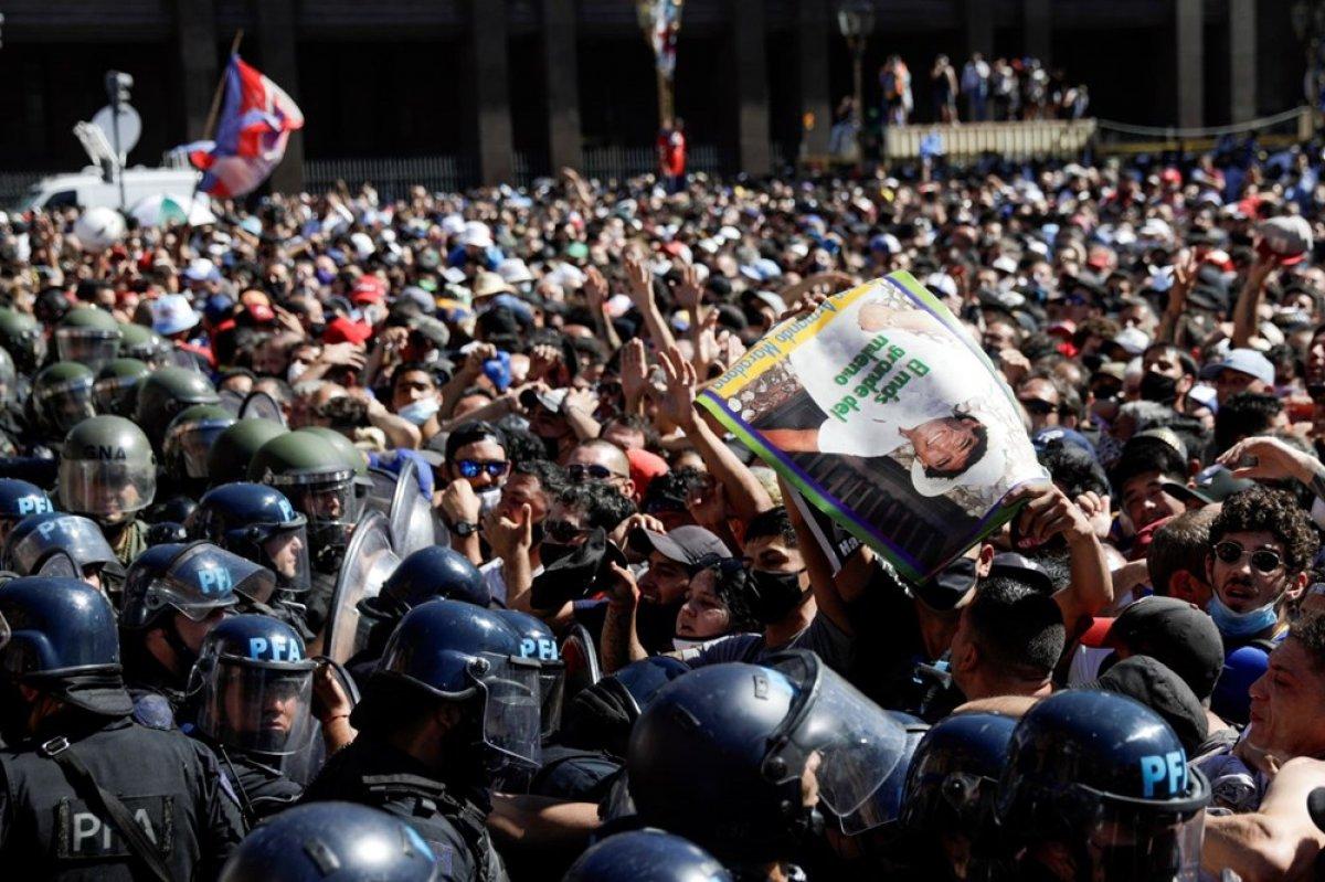 Maradona'nın cenaze töreninde arbede yaşandı