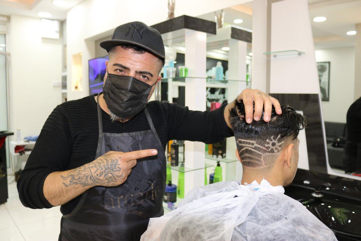 Diyarbakır'da berber Veysel Karaca, gündemdeki konuları saça resmediyor