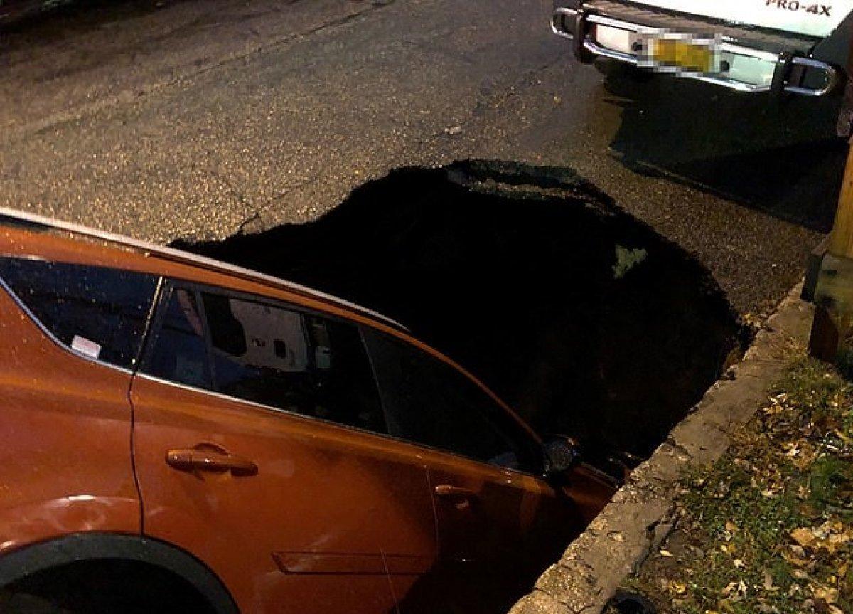 New York'ta, yol kenarındaki asfalt çöktü