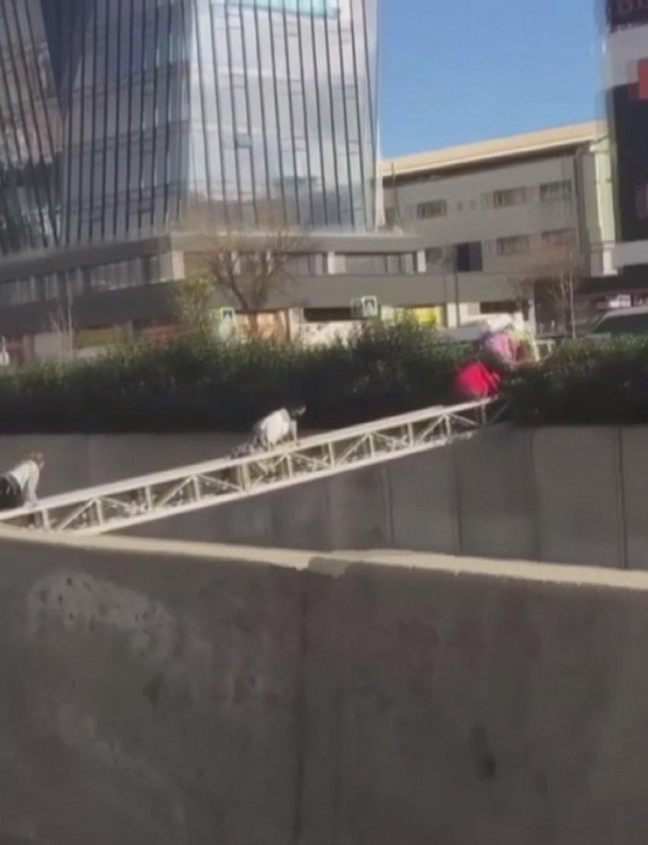 İstanbul'da elektrik kablolarının bulunduğu köprüden emekleyerek geçtiler