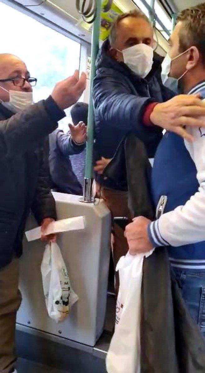 İstanbul'da tramvayda maske tartışması