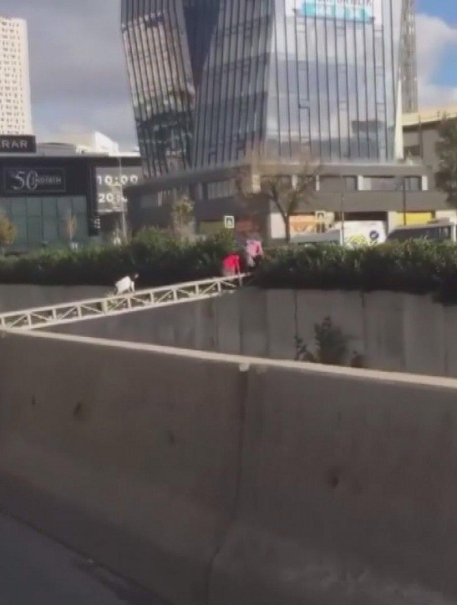 İstanbul'da elektrik kablolarının bulunduğu köprüden emekleyerek geçtiler