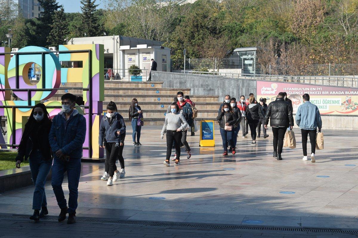 İstanbul’daki ‘Efsane Cuma’ indirimlerinin olduğu AVM’lerde yoğunluk