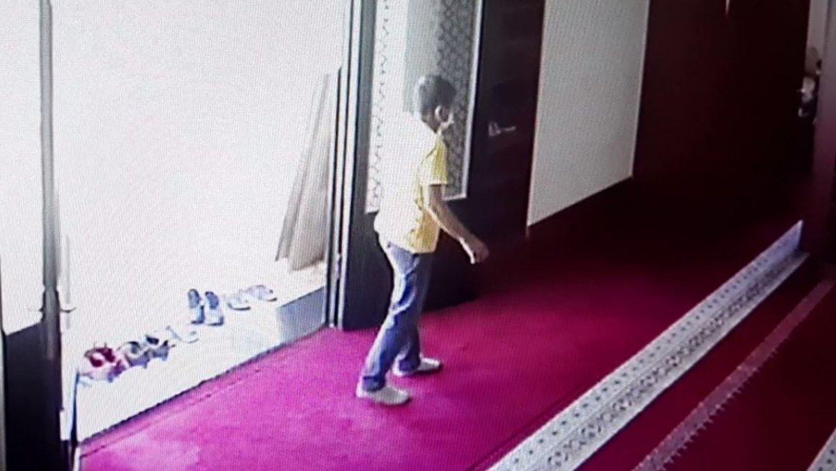 Gaziantep'te imamın telefonunu çalan hırsız kamerada