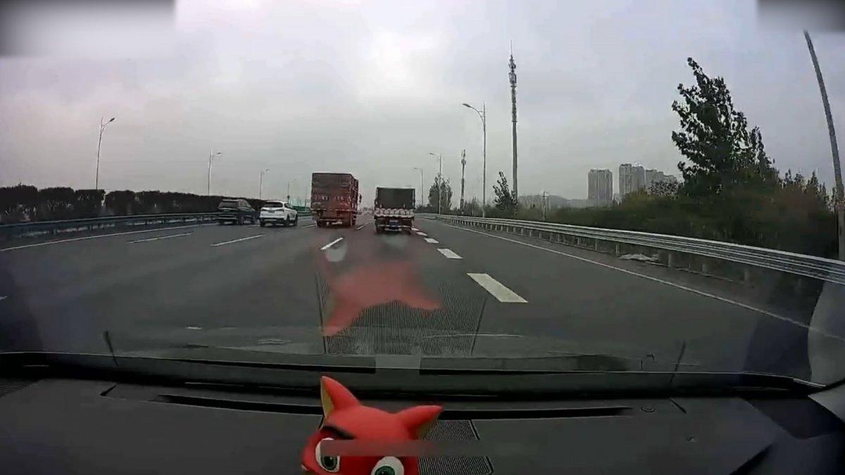 Tırın kör noktasında şerit değiştiren otomobilde korku dolu anlar