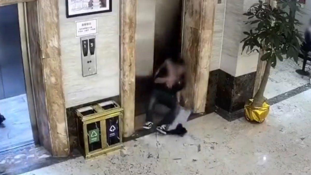 Çin'de sarhoş iki adam asansör boşluğuna düştü