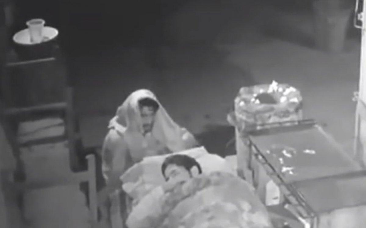 Hindistan’da güvenlik görevlisinin yastığını ateşe verdi