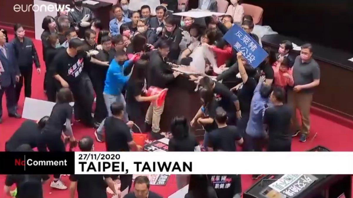Tayvan Parlamentosu'nda üyeler birbirine girdi: Domuz bağırsaklı kavga