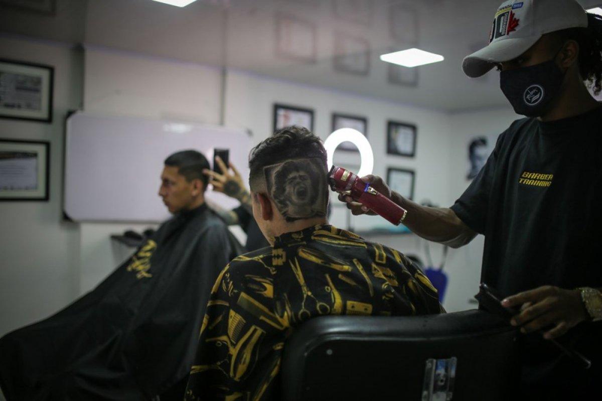 Hayranları Maradona'nın portresini kafalarına kazıttı