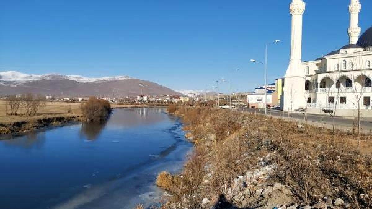 Ardahan'da Kura Nehri'nin yüzeyi buz tuttu