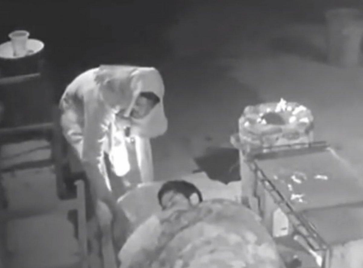 Hindistan’da güvenlik görevlisinin yastığını ateşe verdi