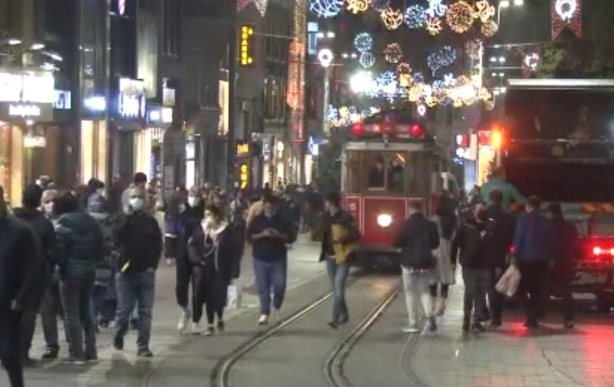 Yasağa bir saat kala İstiklal Caddesi'ndeki yoğunluk devam etti
