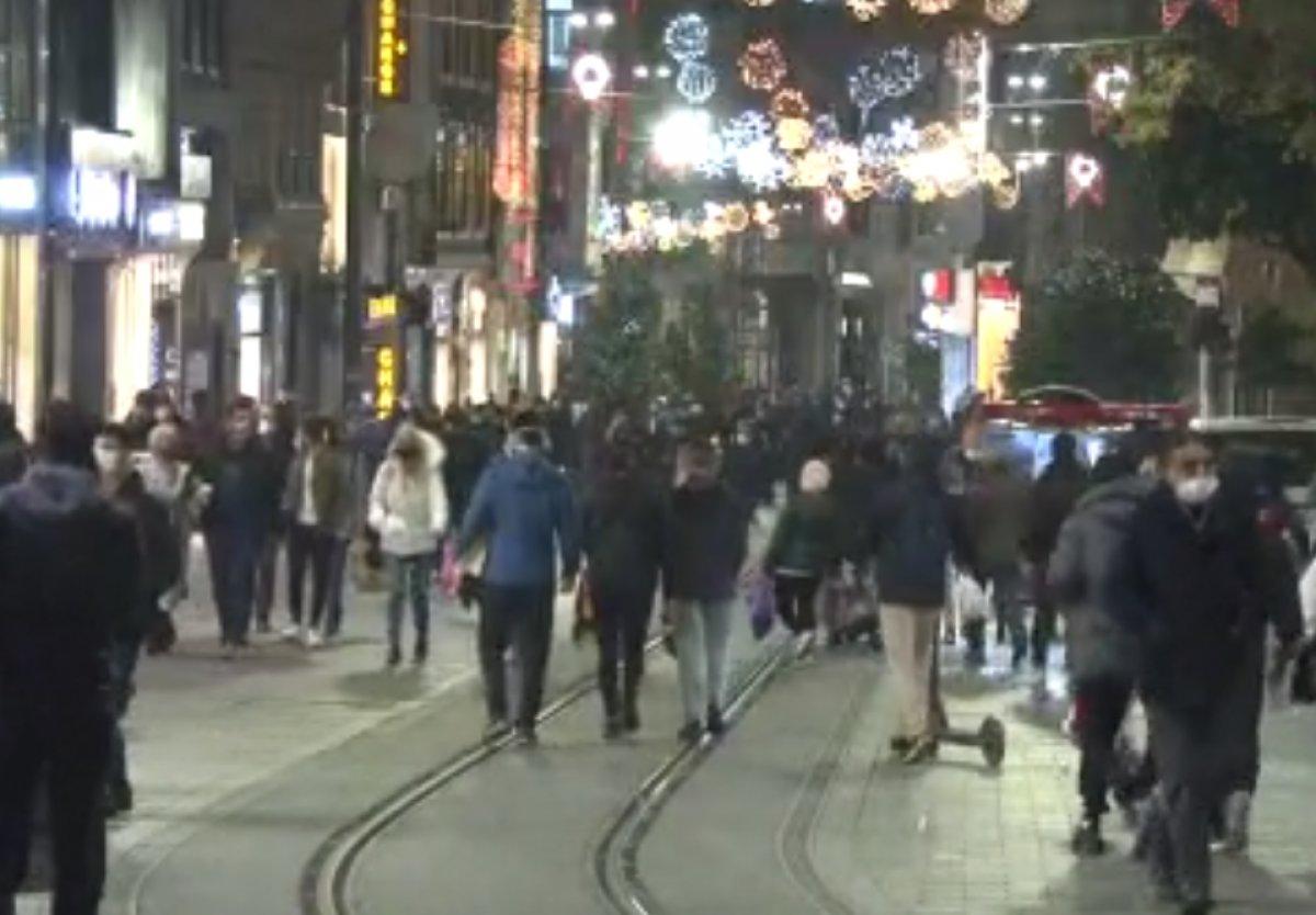 Yasağa bir saat kala İstiklal Caddesi'ndeki yoğunluk devam etti